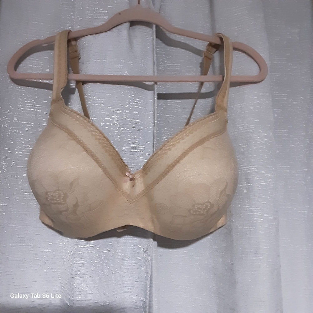CACIQUE SIZE 42DDD.  Beige Floral Lace Bra. has Underwire and light pad .